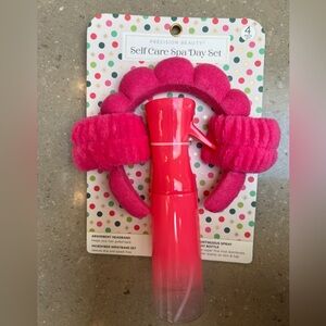 NWT 4 piece Spa Day Set: headband, 2 wristbands & spray bottle! Fun in pink 🌸